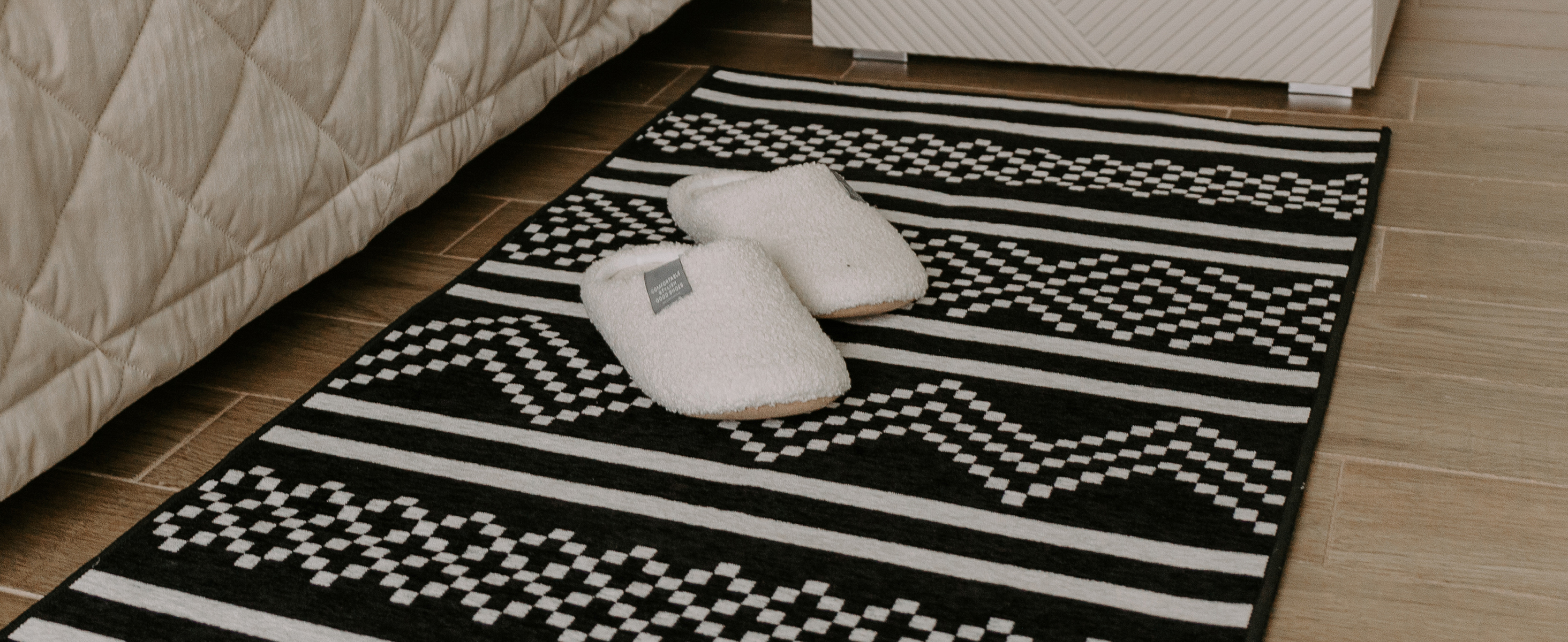 Björn&Schiller Teppichläufer 60x180 cm, rutschfester Teppich für Diele, Küche, Schlafzimmer und Wohnzimmer, moderner Flurteppich lang, hochwertiger Küchenteppich schwarz (Shadow Grid)-2
